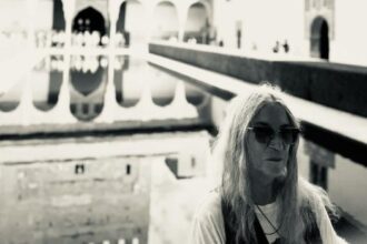 Η Patti Smith, στα 78 της, μιλά για το Bread of Angels και τα 50 χρόνια του Horses με την ίδια ενέργεια και αλήθεια που τη χαρακτηρίζει εδώ και δεκαετίες