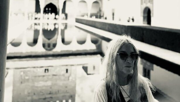 Η Patti Smith, στα 78 της, μιλά για το Bread of Angels και τα 50 χρόνια του Horses με την ίδια ενέργεια και αλήθεια που τη χαρακτηρίζει εδώ και δεκαετίες