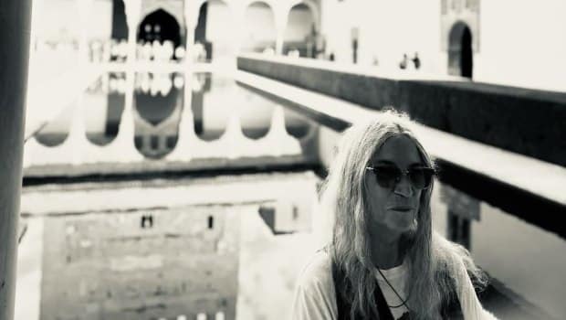 Η Patti Smith, στα 78 της, μιλά για το Bread of Angels και τα 50 χρόνια του Horses με την ίδια ενέργεια και αλήθεια που τη χαρακτηρίζει εδώ και δεκαετίες