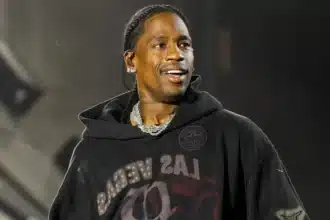 Travis Scott live σε συναυλία του 2025, με αναφορά στα Grammy Awards