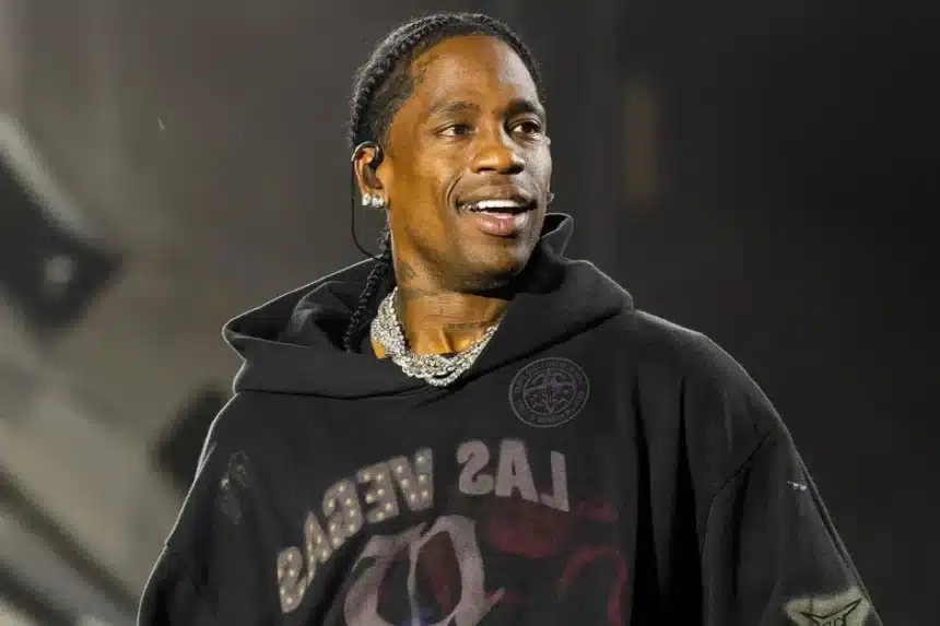 Travis Scott live σε συναυλία του 2025, με αναφορά στα Grammy Awards