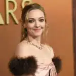 Η Amanda Seyfried ποζάρει χαμογελαστή στο κόκκινο χαλί των Governors Awards 2025 στο Λος Άντζελες