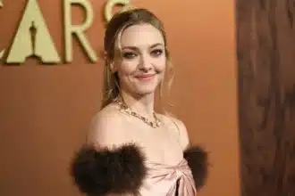 Η Amanda Seyfried ποζάρει χαμογελαστή στο κόκκινο χαλί των Governors Awards 2025 στο Λος Άντζελες