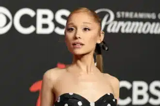 Ariana Grande στο καστ του American Horror Story Season 13 μαζί με Evan Peters και Emma Roberts