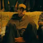 Bad Bunny σε σκηνικό από το video clip του “Yonaguni”, που ξεπέρασε το 1 δισεκατομμύριο προβολές στο YouTube