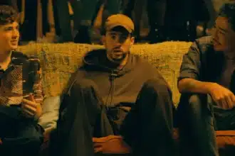 Bad Bunny σε σκηνικό από το video clip του “Yonaguni”, που ξεπέρασε το 1 δισεκατομμύριο προβολές στο YouTube