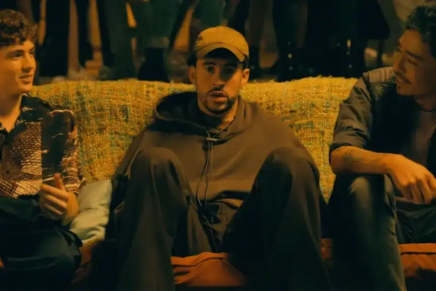 Bad Bunny σε σκηνικό από το video clip του “Yonaguni”, που ξεπέρασε το 1 δισεκατομμύριο προβολές στο YouTube