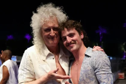 Ο Benson Boone και ο Brian May στη σκηνή του Λονδίνου κατά τη διάρκεια της συνεργασίας-έκπληξης στο O2 Arena