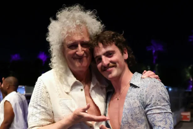 Ο Benson Boone και ο Brian May στη σκηνή του Λονδίνου κατά τη διάρκεια της συνεργασίας-έκπληξης στο O2 Arena