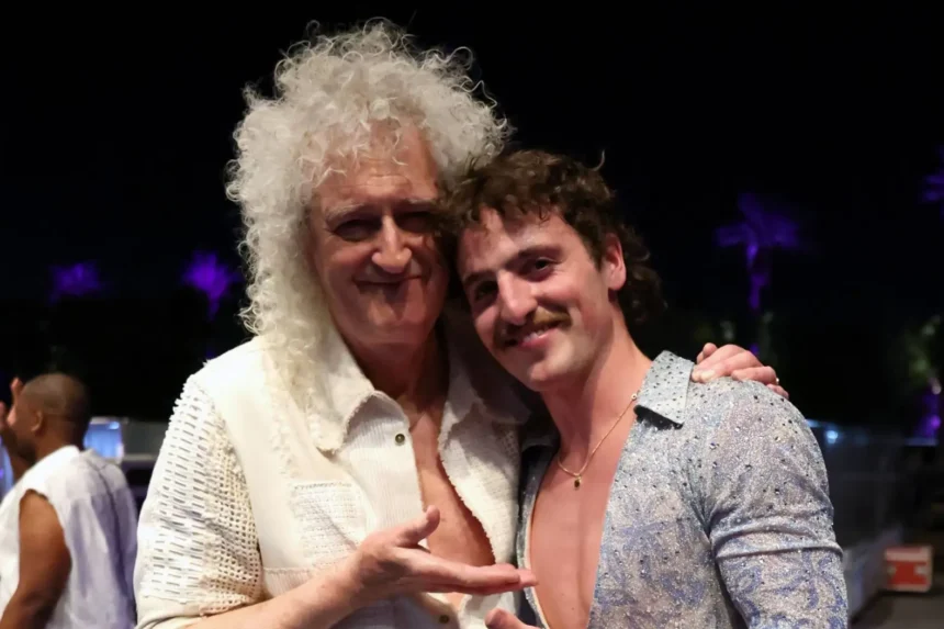 Ο Benson Boone και ο Brian May στη σκηνή του Λονδίνου κατά τη διάρκεια της συνεργασίας-έκπληξης στο O2 Arena