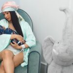 Η Cardi B κρατά τρυφερά στην αγκαλιά της το μωρό της με τον Stefon Diggs