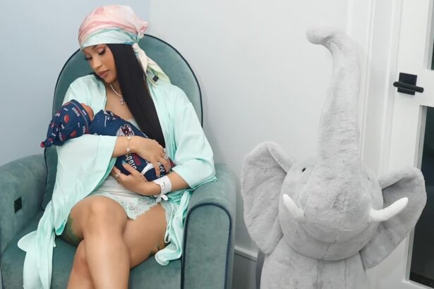 Η Cardi B κρατά τρυφερά στην αγκαλιά της το μωρό της με τον Stefon Diggs