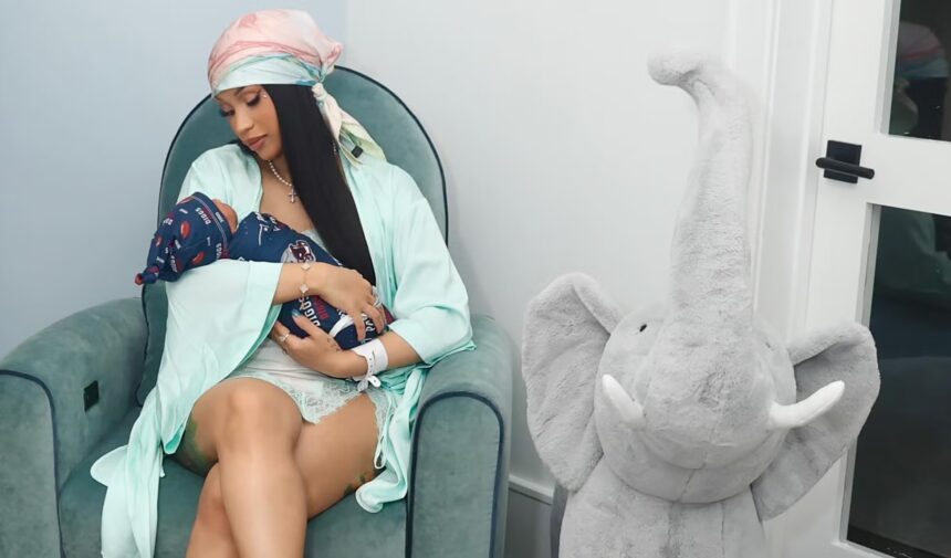 Η Cardi B κρατά τρυφερά στην αγκαλιά της το μωρό της με τον Stefon Diggs