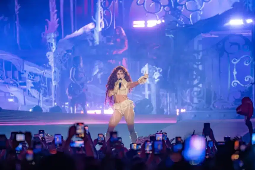 Η Chappell Roan μιλά ισπανικά στη σκηνή του Corona Capital στο Μεξικό