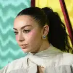 Charli xcx performing Chains of Love video από το Wuthering Heights adaptation