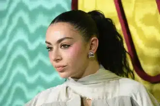 Charli xcx performing Chains of Love video από το Wuthering Heights adaptation