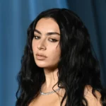 Η Charli XCX μιλά για το καλό, το κακό και τη «φαντασία» του να είσαι pop star