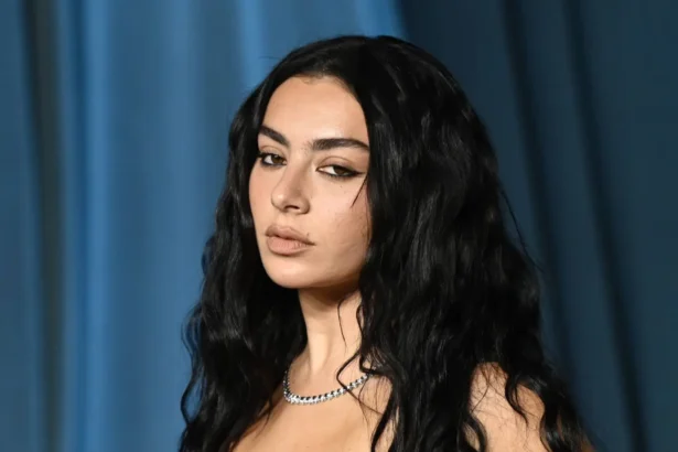 Η Charli XCX μιλά για το καλό, το κακό και τη «φαντασία» του να είσαι pop star