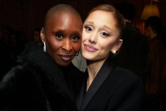 Cynthia Erivo και Ariana Grande στο κόκκινο χαλί του Wicked: For Good στη Σιγκαπούρη