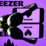 Deezer logo σε οθόνη smartphone με ακουστικά δίπλα