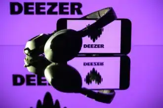 Deezer logo σε οθόνη smartphone με ακουστικά δίπλα