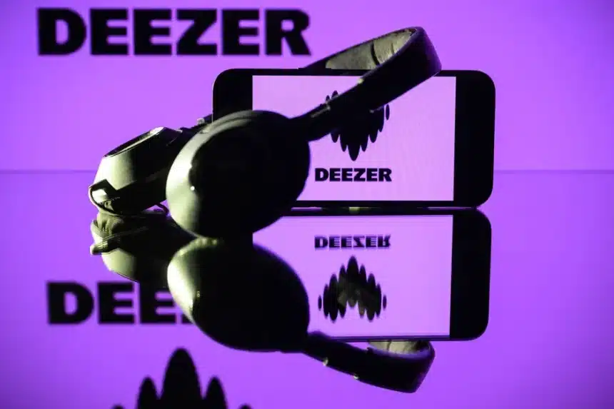 Deezer logo σε οθόνη smartphone με ακουστικά δίπλα