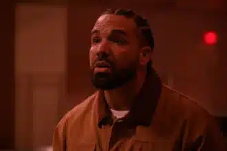 Ο Drake σε σκηνή από τη σειρά The Office Movers όπου κάνει guest εμφάνιση