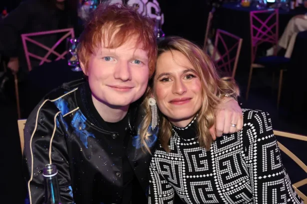 Ed Sheeran στη σκηνή μιλώντας για την οικογένεια και τη μουσική του