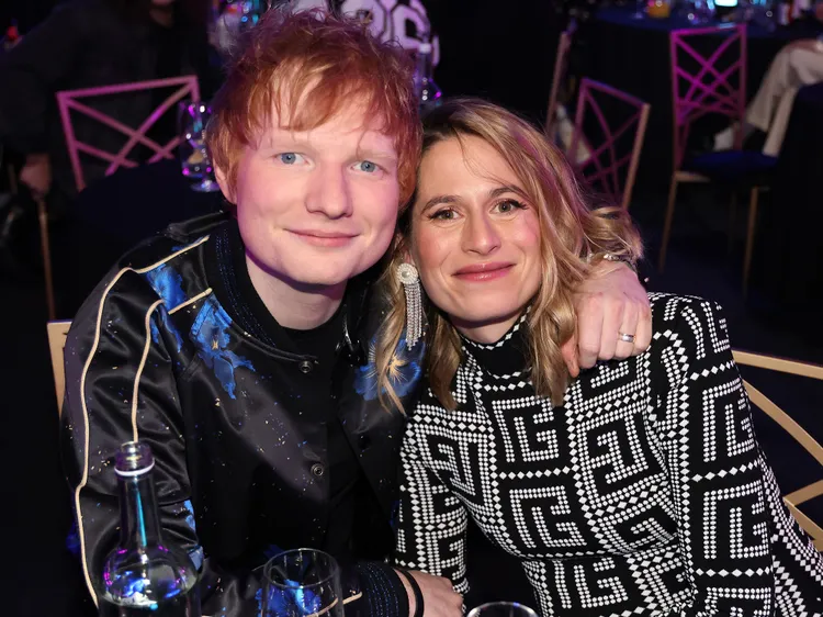 Ed Sheeran στη σκηνή μιλώντας για την οικογένεια και τη μουσική του