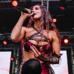 Η Evangelia στη σκηνή του Dusk Music Festival στην Αριζόνα, κρατώντας τη σημαία της Ελλάδας σε μια ιστορική στιγμή για τη σύγχρονη ελληνική pop