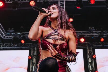 Η Evangelia στη σκηνή του Dusk Music Festival στην Αριζόνα, κρατώντας τη σημαία της Ελλάδας σε μια ιστορική στιγμή για τη σύγχρονη ελληνική pop