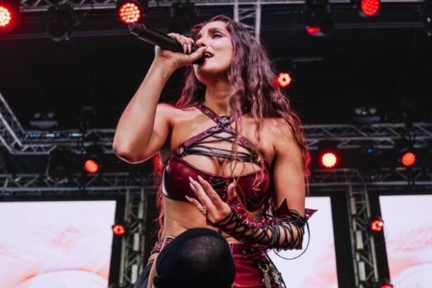 Η Evangelia στη σκηνή του Dusk Music Festival στην Αριζόνα, κρατώντας τη σημαία της Ελλάδας σε μια ιστορική στιγμή για τη σύγχρονη ελληνική pop