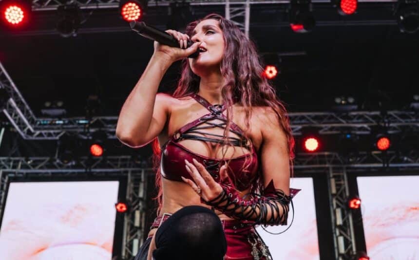 Η Evangelia στη σκηνή του Dusk Music Festival στην Αριζόνα, κρατώντας τη σημαία της Ελλάδας σε μια ιστορική στιγμή για τη σύγχρονη ελληνική pop