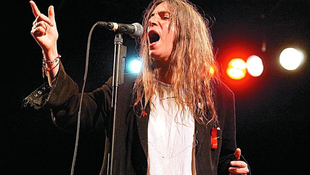 Η Rosalía και η Patti Smith συναντιούνται μέσα από το “LUX” – ένα άλμπουμ που συνδέει δύο γενιές καλλιτεχνών