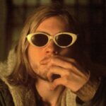 Διάσημος τραγουδιστής κάτω από τα φώτα της σκηνής που συμβολίζουν τη φήμη