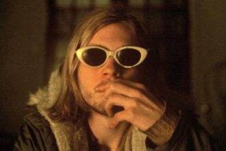 Διάσημος τραγουδιστής κάτω από τα φώτα της σκηνής που συμβολίζουν τη φήμη