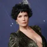 Η Halsey τραγουδά στο The Anthem στην Ουάσινγκτον κατά τη διάρκεια της περιοδείας Back to Badlands Tour