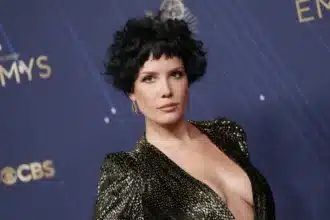 Η Halsey τραγουδά στο The Anthem στην Ουάσινγκτον κατά τη διάρκεια της περιοδείας Back to Badlands Tour