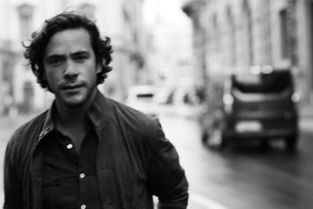 Ο Jack Savoretti τραγουδά το “Do It For Love” live στην Αθήνα με πάθος και ένταση