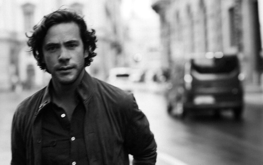Ο Jack Savoretti τραγουδά το “Do It For Love” live στην Αθήνα με πάθος και ένταση