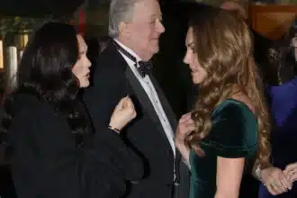 Η Kate Middleton αγκαλιάζει τη Jessie J στο Royal Albert Hall μετά τη μάχη τους με τον καρκίνο