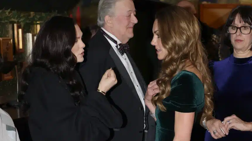 Η Kate Middleton αγκαλιάζει τη Jessie J στο Royal Albert Hall μετά τη μάχη τους με τον καρκίνο