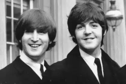 Paul McCartney και John Lennon σε ασπρόμαυρη φωτογραφία, όπως περιγράφεται στο νέο βιβλίο του McCartney