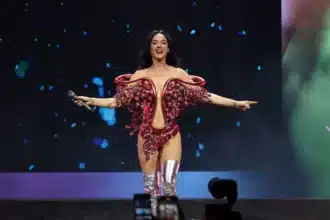 Katy Perry δαγκώνει ψεύτικη τούρτα στη Σανγκάη κατά τη διάρκεια της Lifetimes Tour