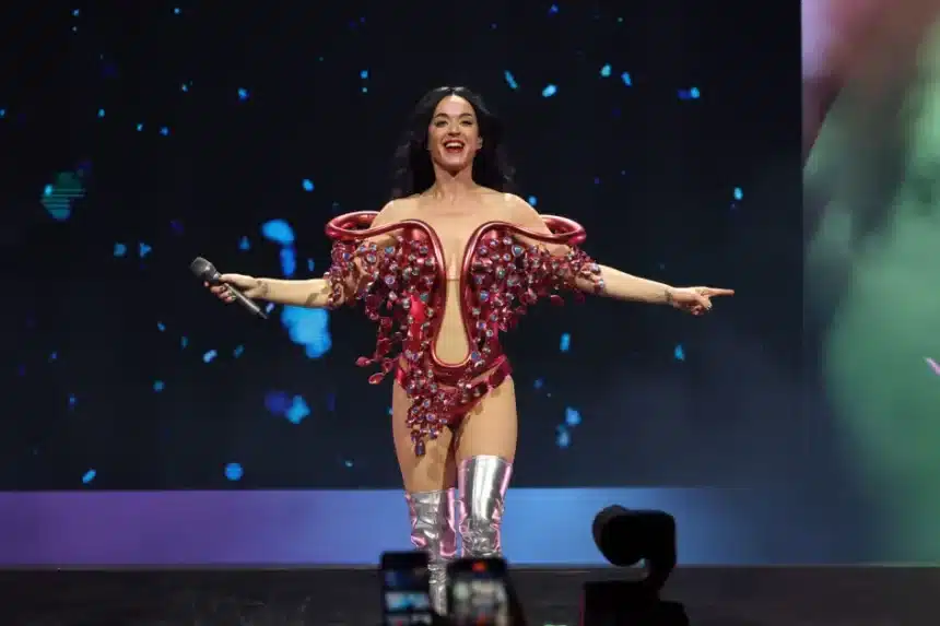 Katy Perry δαγκώνει ψεύτικη τούρτα στη Σανγκάη κατά τη διάρκεια της Lifetimes Tour