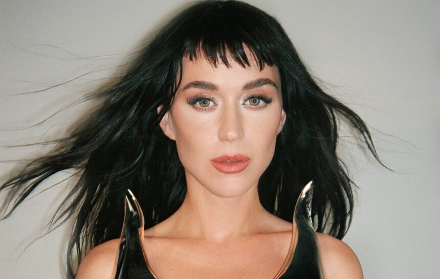 Η Katy Perry συγκινημένη στα γυρίσματα του βίντεο για το Bandaids