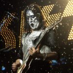 Ace Frehley των KISS παίζει κιθάρα σε συναυλία, φορώντας το Spaceman μακιγιάζ