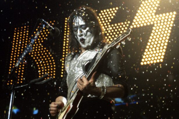 Ace Frehley των KISS παίζει κιθάρα σε συναυλία, φορώντας το Spaceman μακιγιάζ