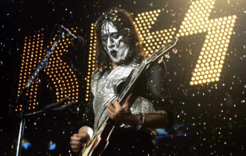 Ace Frehley των KISS παίζει κιθάρα σε συναυλία, φορώντας το Spaceman μακιγιάζ