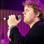 Ο Lewis Capaldi μιλάει για τη δύναμη και την ψυχική ανθεκτικότητα μέσα από το EP “Survive”
